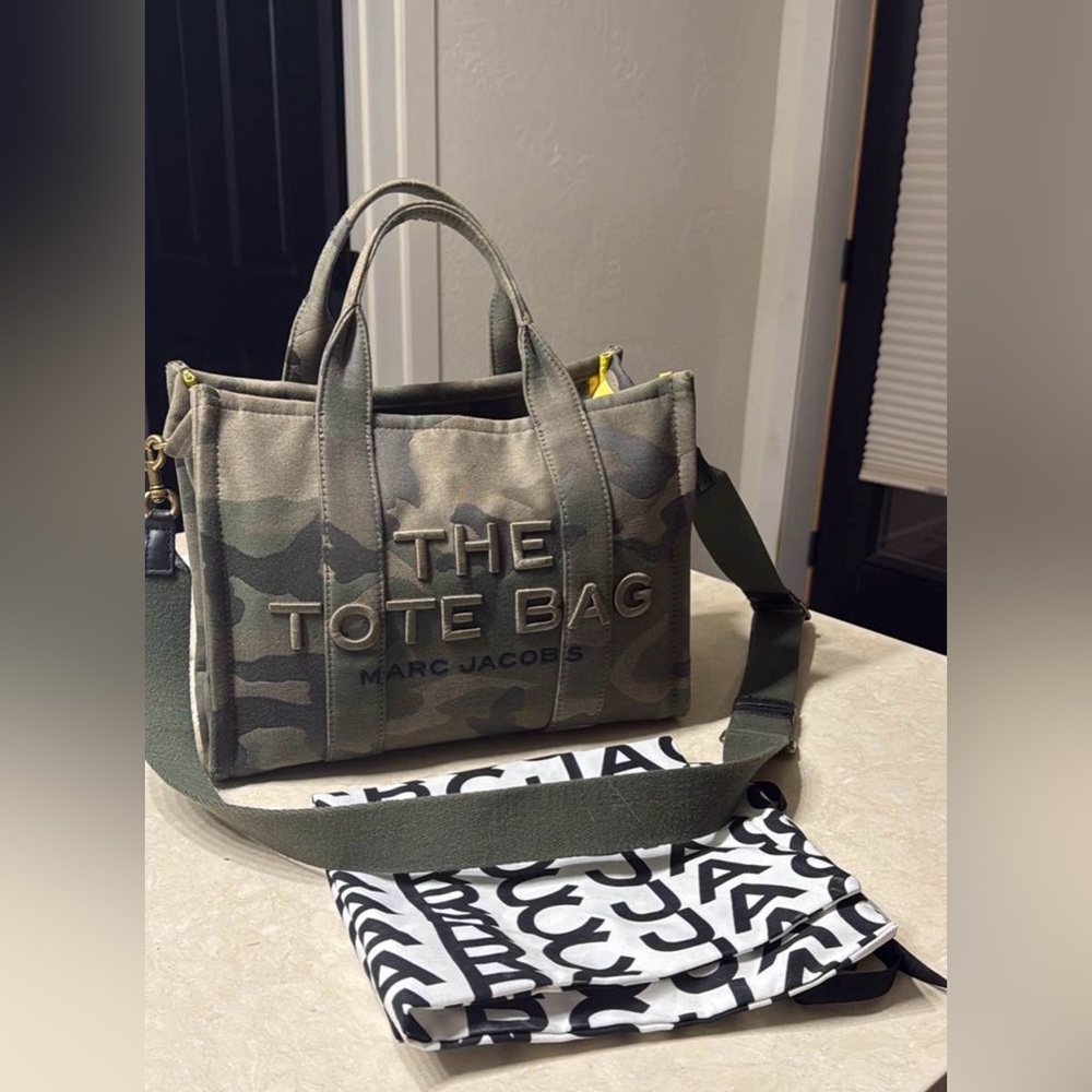 Marc Jacobs Camo Tote Bag - size medium + felt organizer  💛